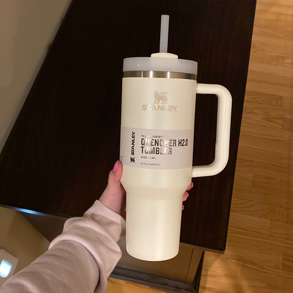 Stanley Cup - Cream color. THE QUENCHER H2.0 FLOWSTATE™ TUMBLER | 40 OZ - NWT